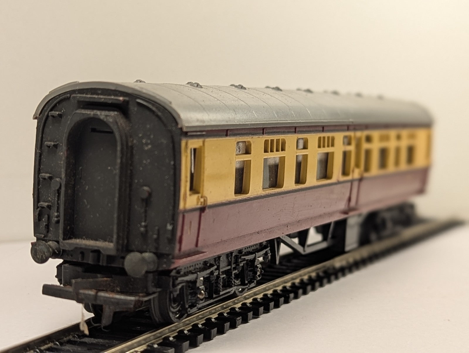 Tri-ang OO Gauge BR Mainline Composite Coach Passenger Coach 24010