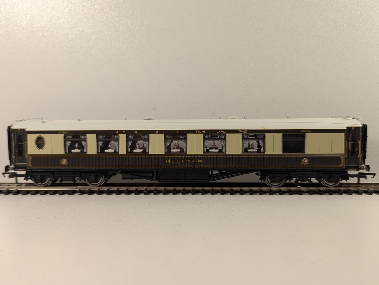 Hornby R4143 Pullman 1st Class Parlour Car 'Leona'