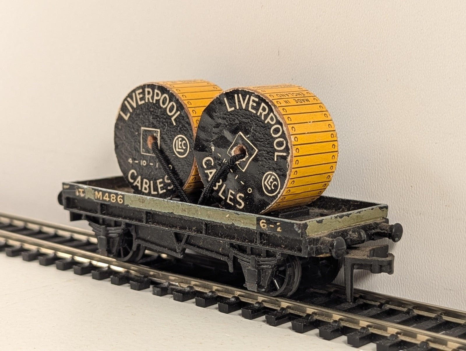 Hornby Dublo 32086 OO Gauge Grey D1 Low-Sided Wagon with Cable Drums - Boxed
