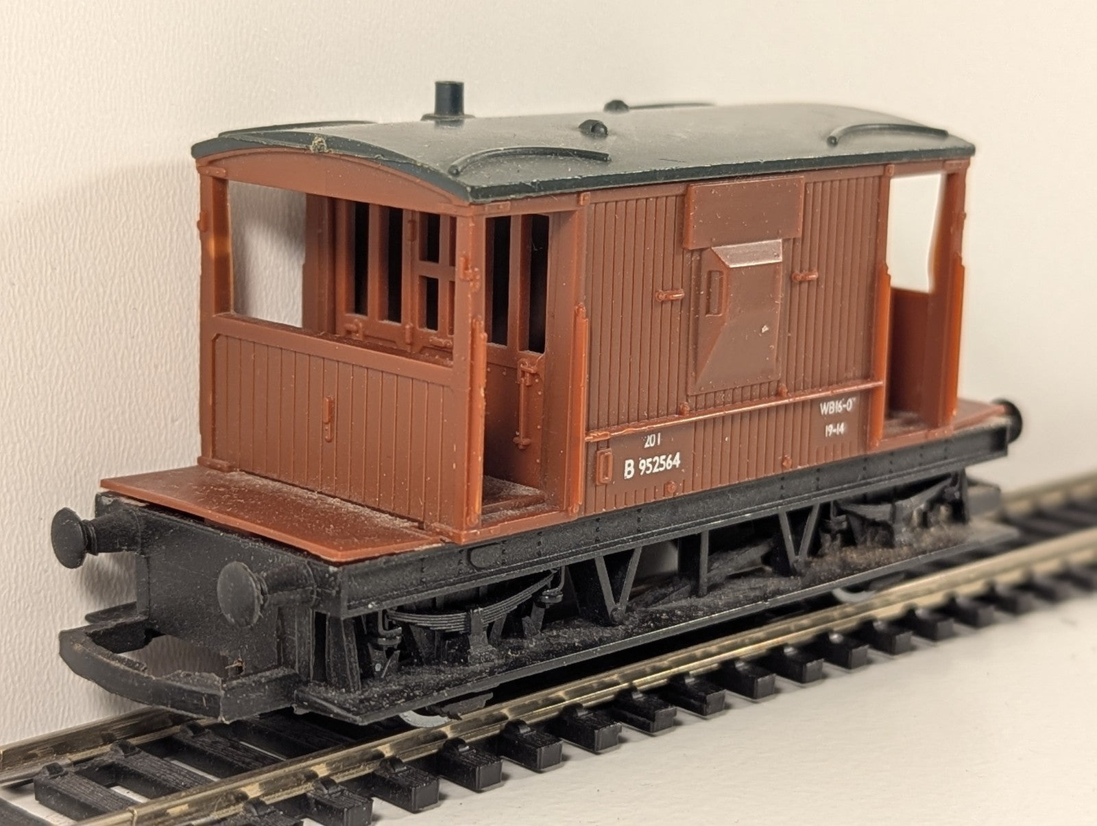 Hornby R1030 used BR Standard 20Ton Brake Van B808733 Brown Unboxed 00 Gauge