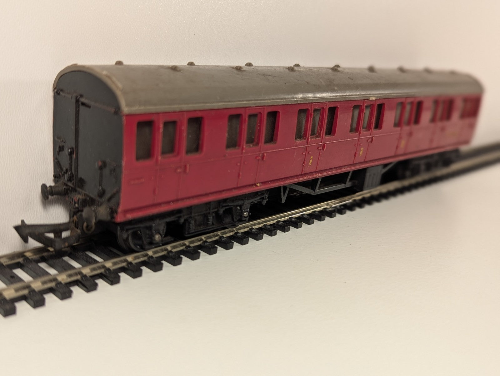 Tri-ang OO/HO Scale M41006 BR Suburban Composite Coach – BR Maroon