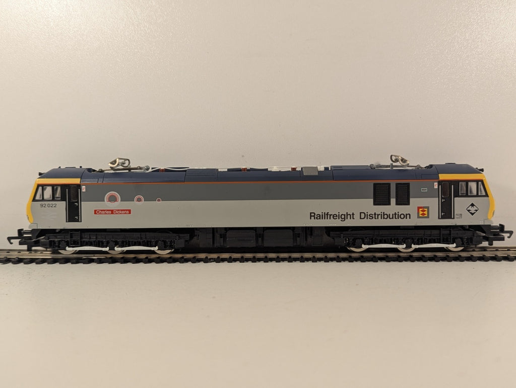 Hornby OO Gauge Class 92 022 Charles Dickens Railfreight Distribution