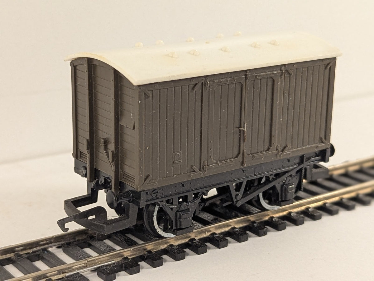 Hornby OO Gauge Ventilated Van (Troublesome Truck) Rolling Stock Brown R9290
