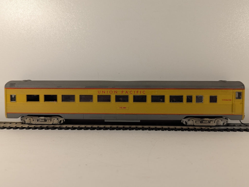 Rivarossi HO Gauge Union Pacific Coach Passenger Coach 7508 2688