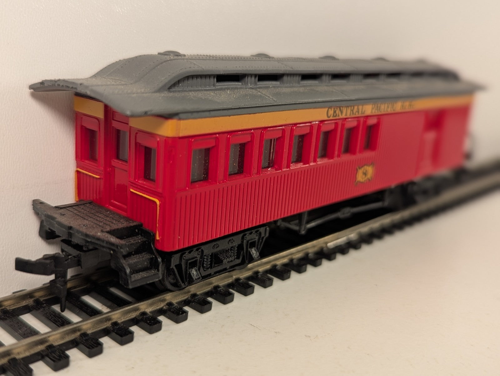 Bachmann HO Gauge Central Pacific 47ft Old Time Combine - Boxed