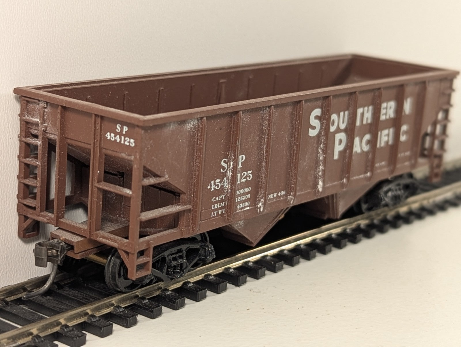 Walthers Trainline HO Gauge Southern Pacific 2-Bay Hopper Wagon