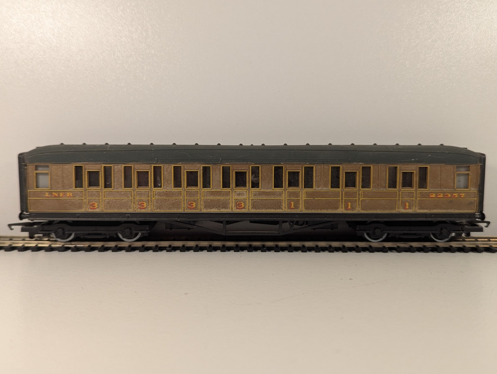 Hornby OO Gauge LNER Gresley Teak Coach – Repainted Roof