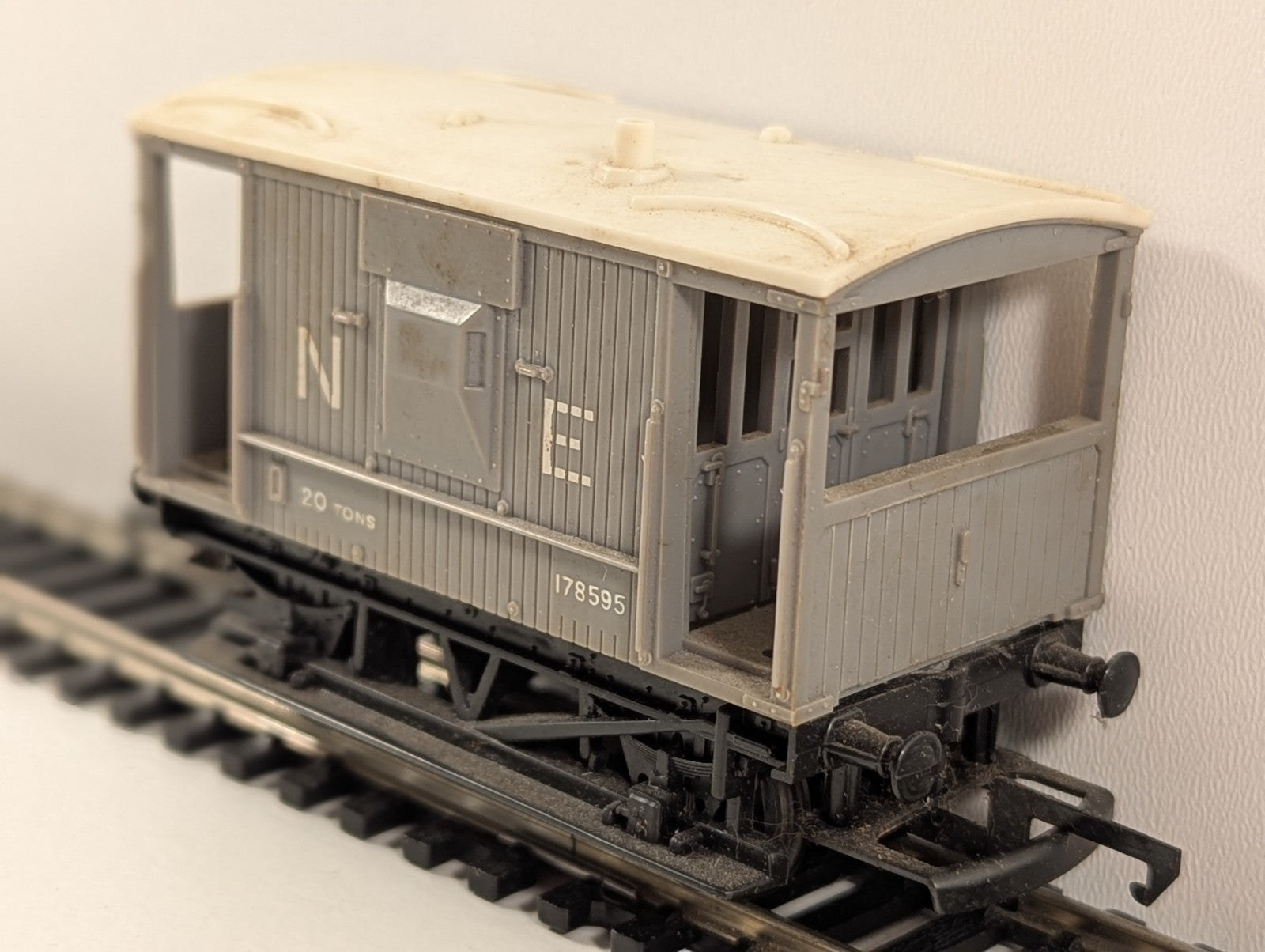 Hornby R114 OO Gauge Short Brake Van – North Eastern (NE) Grey