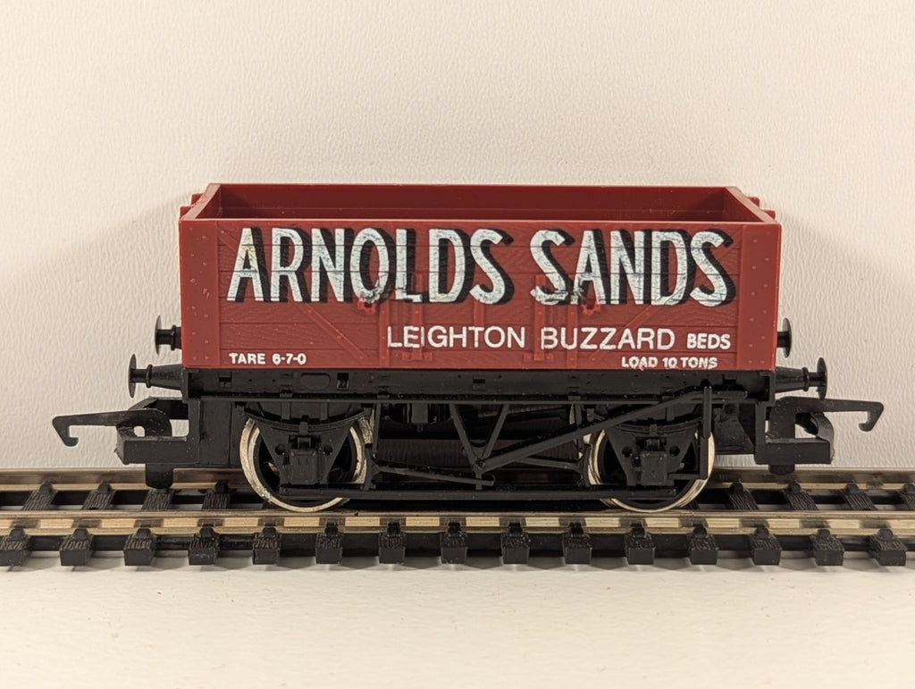 Hornby R097 4-Plank Open Wagon ‘Arnolds Sands’ Livery