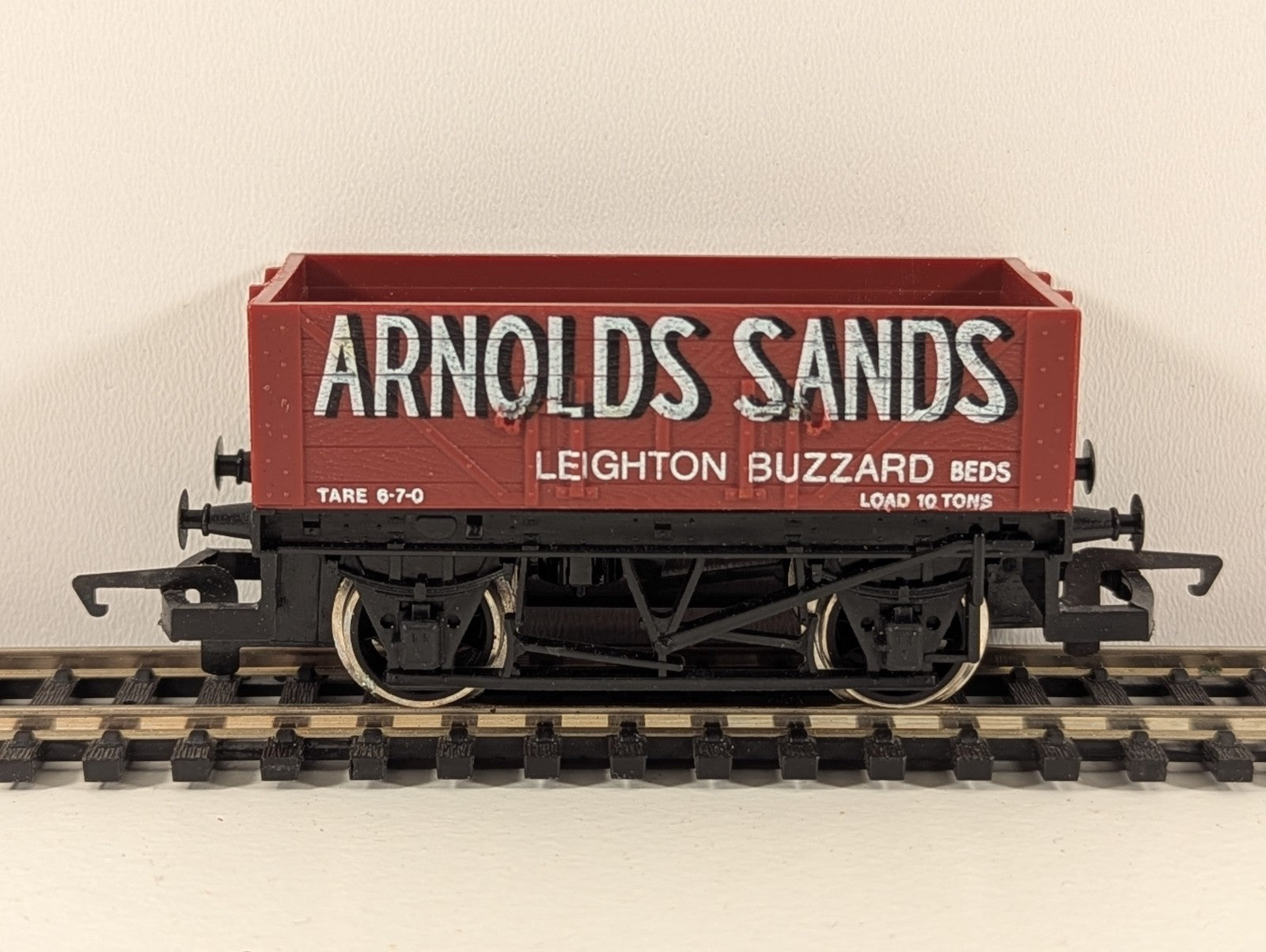 Hornby R097 4-Plank Open Wagon ‘Arnolds Sands’ Livery