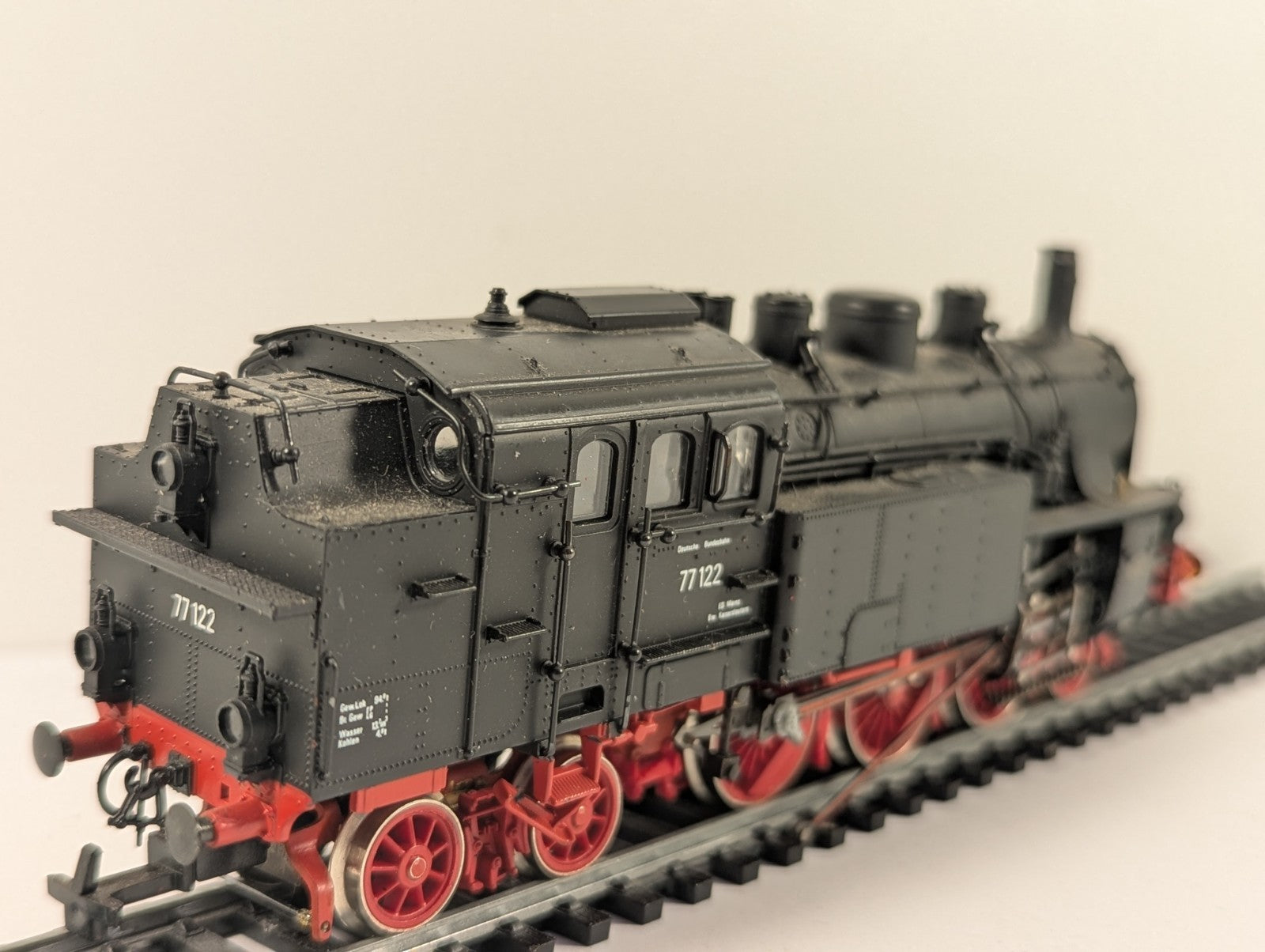 Rivarossi HO Gauge DB BR 77 122 Tank Locomotive Poor Runner