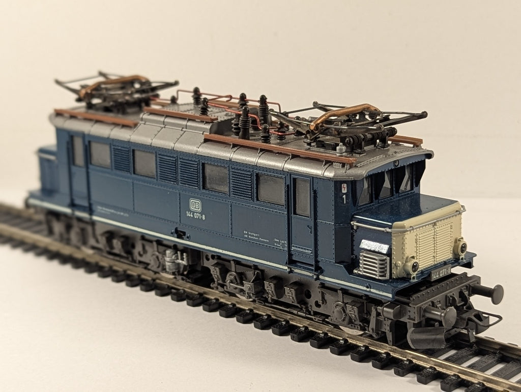 Roco HO Scale DB Class E 144 Electric Locomotive 144 071-8 DB Ocean Blue & Beige