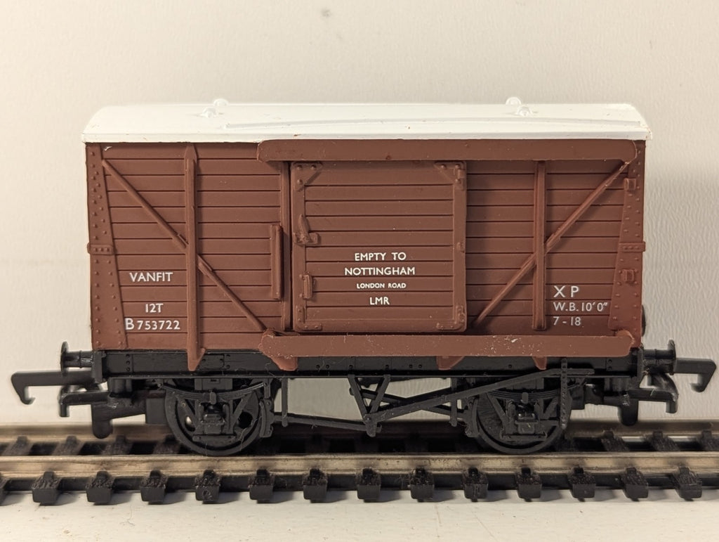 Mainline Railways BR Brown Ventilated Van OO Gauge