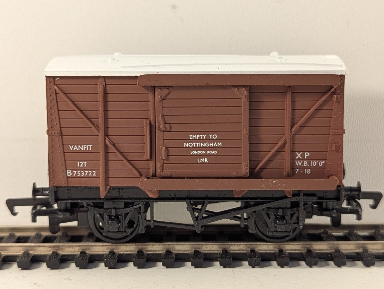 Mainline Railways BR Brown Ventilated Van OO Gauge