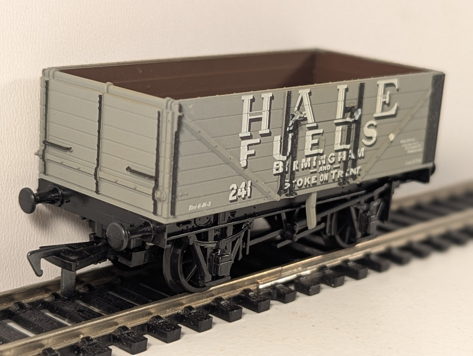 Airfix 54383 OO Gauge Hale Fuels 7 Plank Wagon