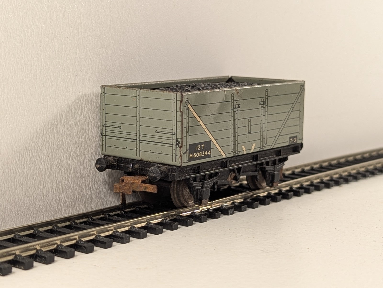 Hornby Dublo 32030 OO Gauge BR Grey D2 Coal Wagon with Coal Load - Boxed