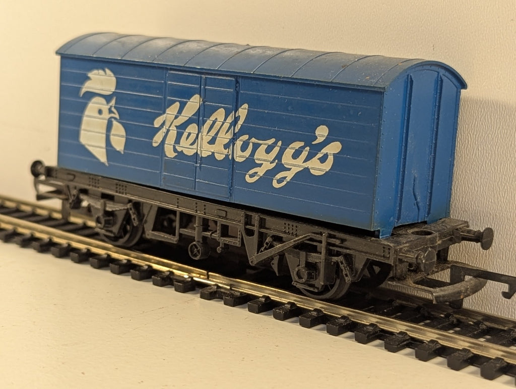 Hornby R222 OO Gauge Kellogg's Closed Goods Van