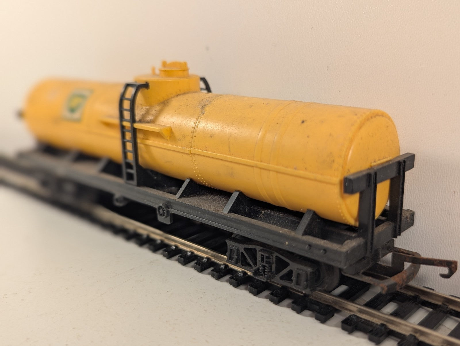 Tri-ang R117 BP Tank Wagon OO Gauge