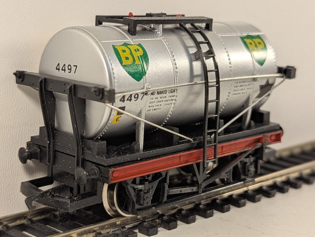Hornby Railways OO Gauge Shell/BP Tank Wagon 4497 Shell/BP Silver R.245