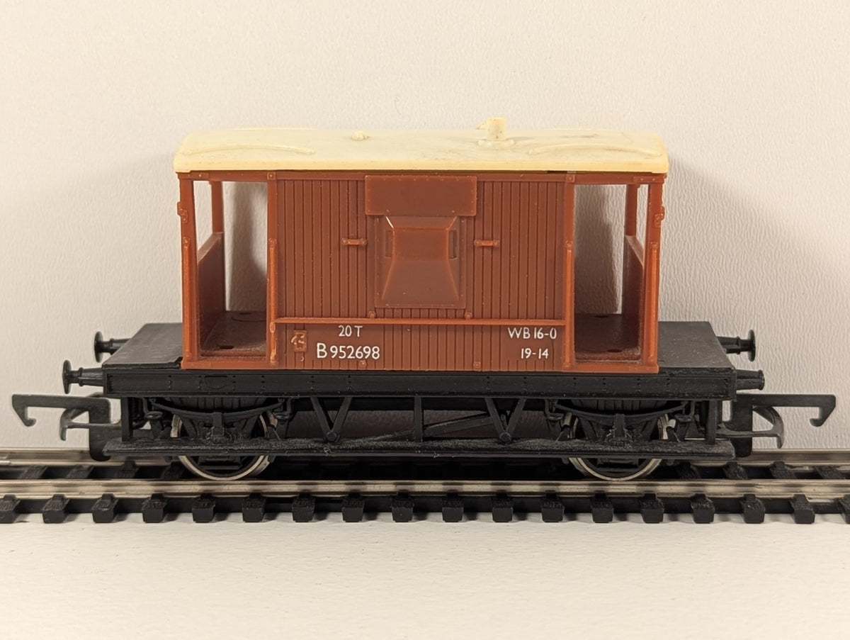 Hornby R218 BR 20 Ton Brake Van B952698 – OO Gauge