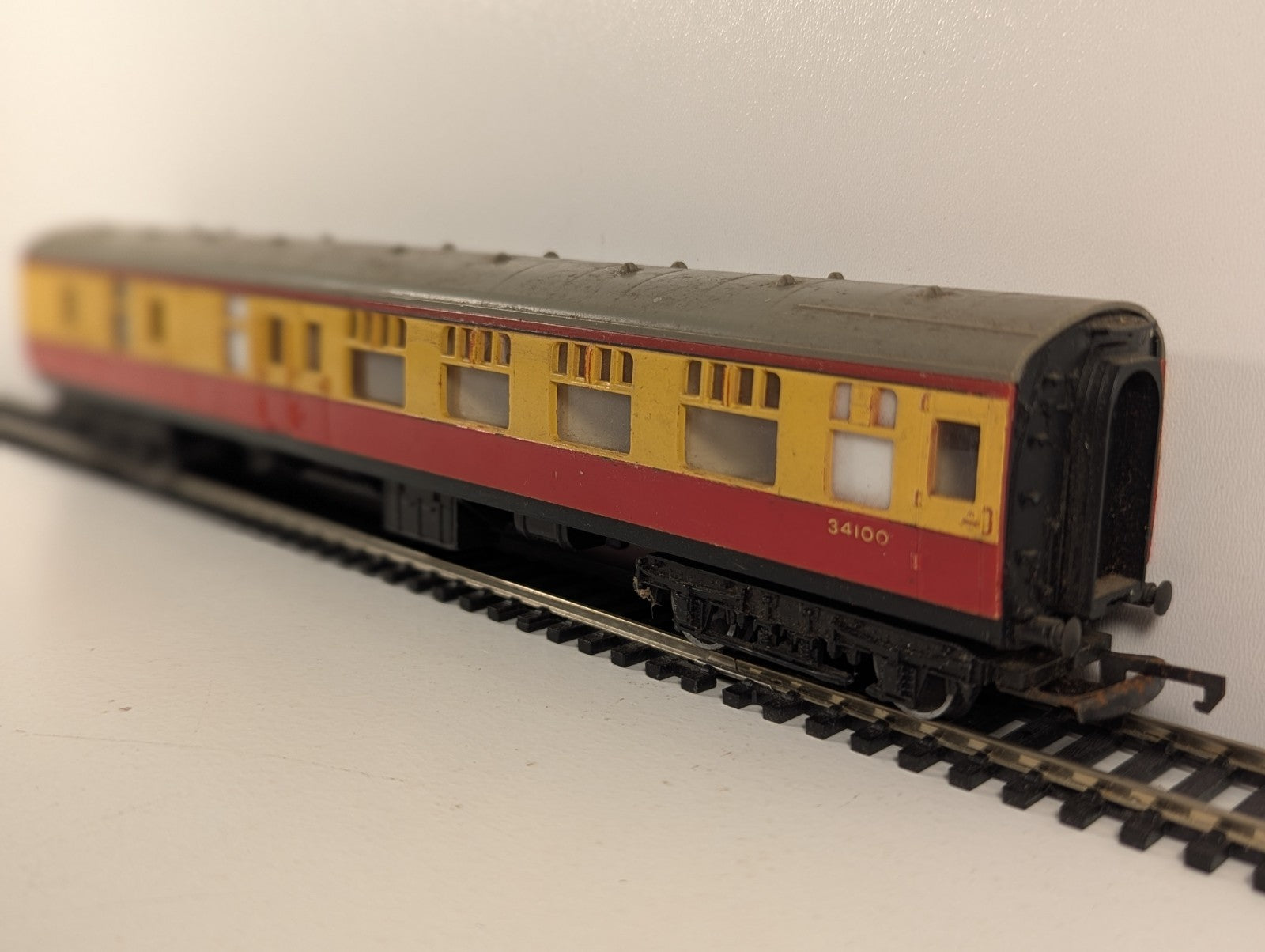 Tri-ang Hornby R627 OO Gauge BR Brake 2nd Coach 34100