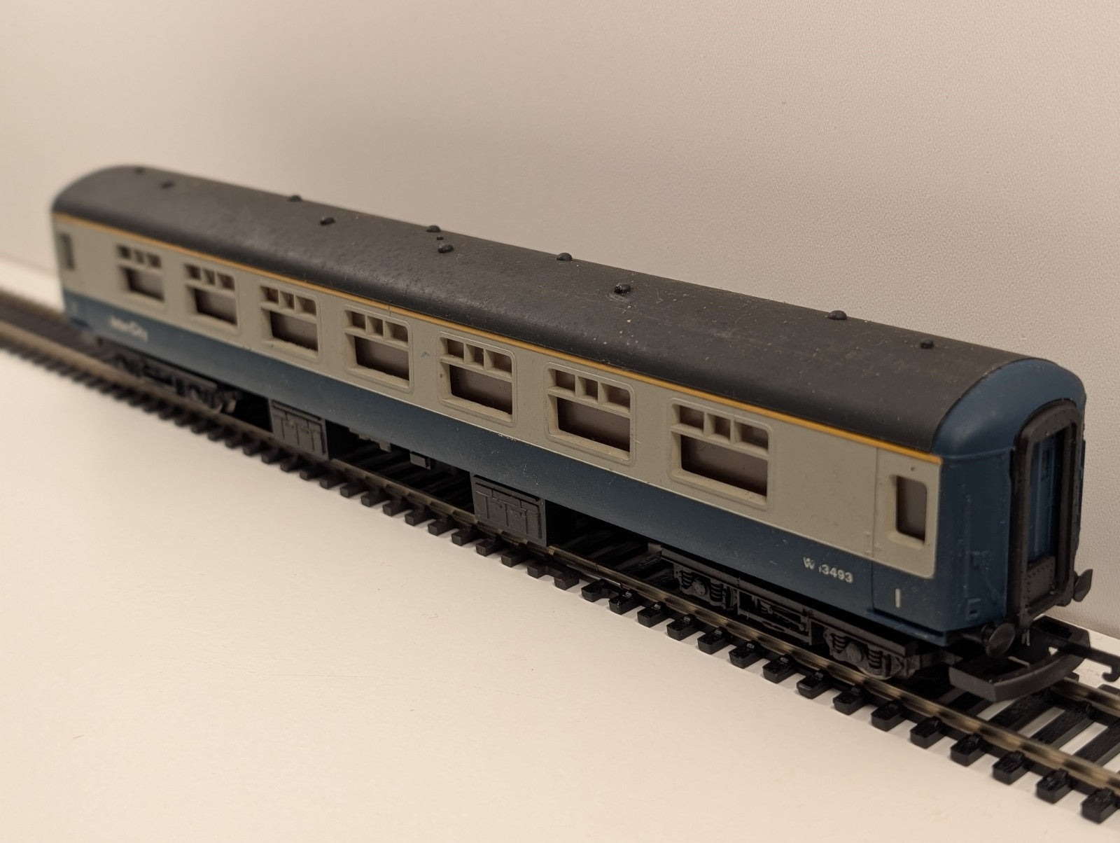 Lima OO Gauge BR Mk2B First Corridor (FK) Coach – W13493