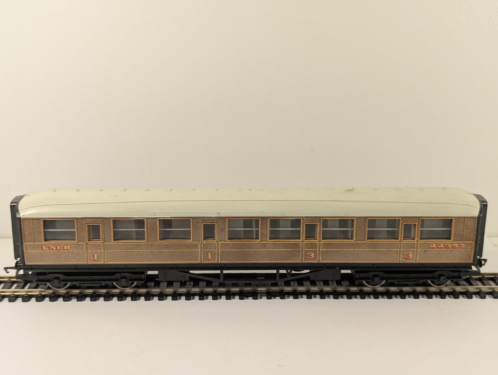 Hornby RailRoad OO Gauge LNER Teak Composite Coach for Mallard