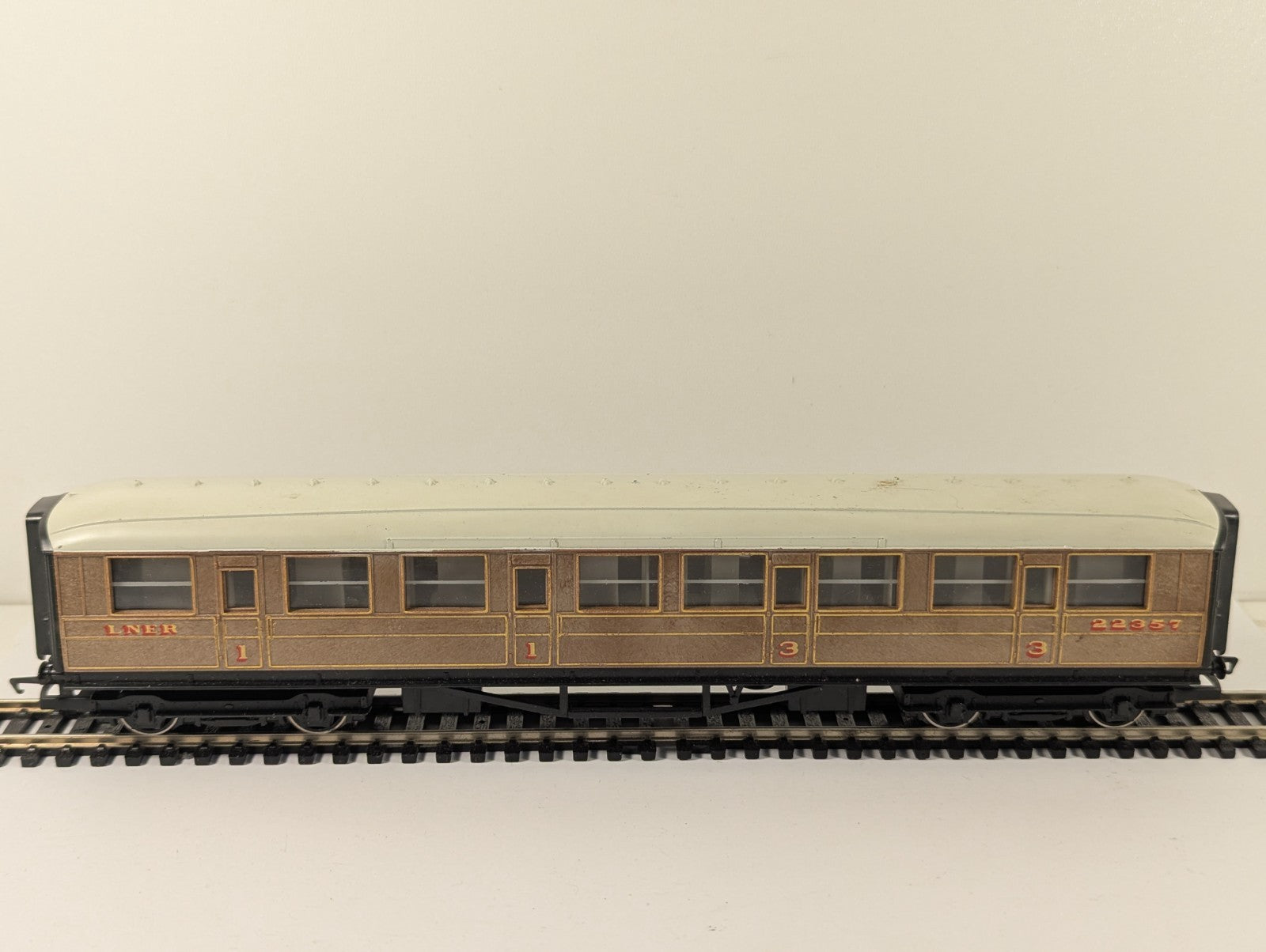Hornby RailRoad OO Gauge LNER Teak Composite Coach for Mallard