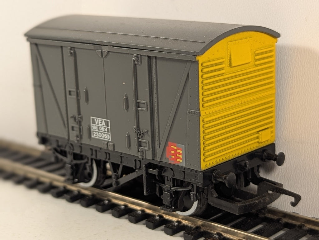 Hornby Railways R.117 OO Gauge Ventilated Van - Boxed