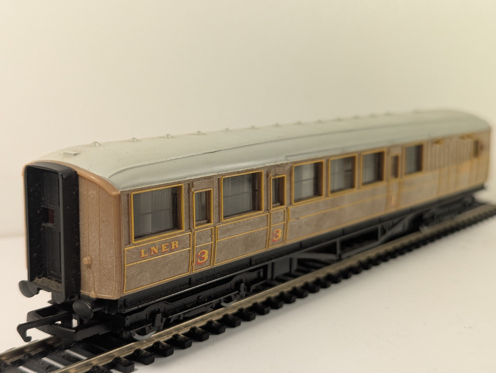 Hornby RailRoad OO Gauge LNER Teak Brake Coach