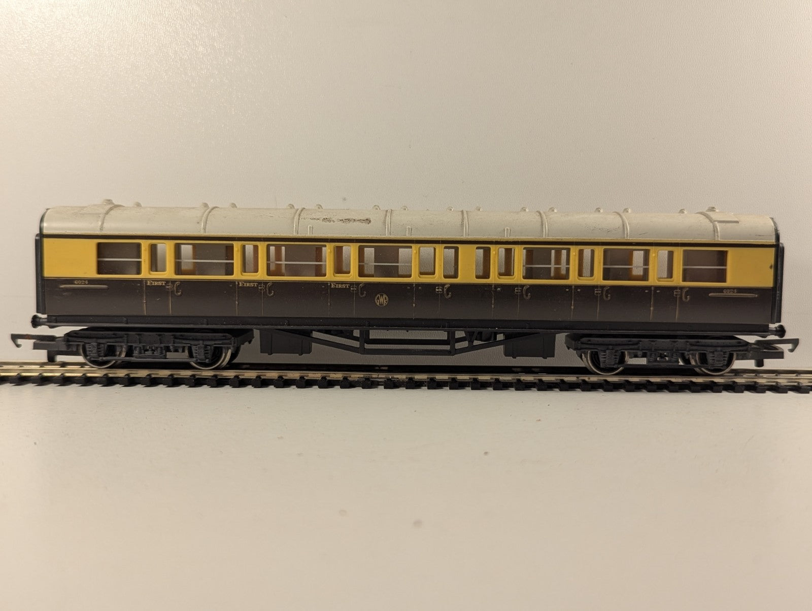 Hornby OO Gauge GWR Composite Coach Passenger Coach 6024 GWR Chocolate