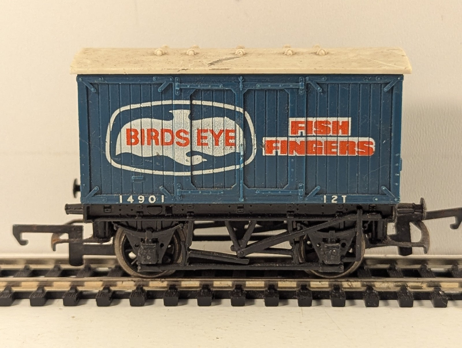 Hornby OO Gauge Birds Eye Fish Fingers Van Box Van 14901 Birds Eye