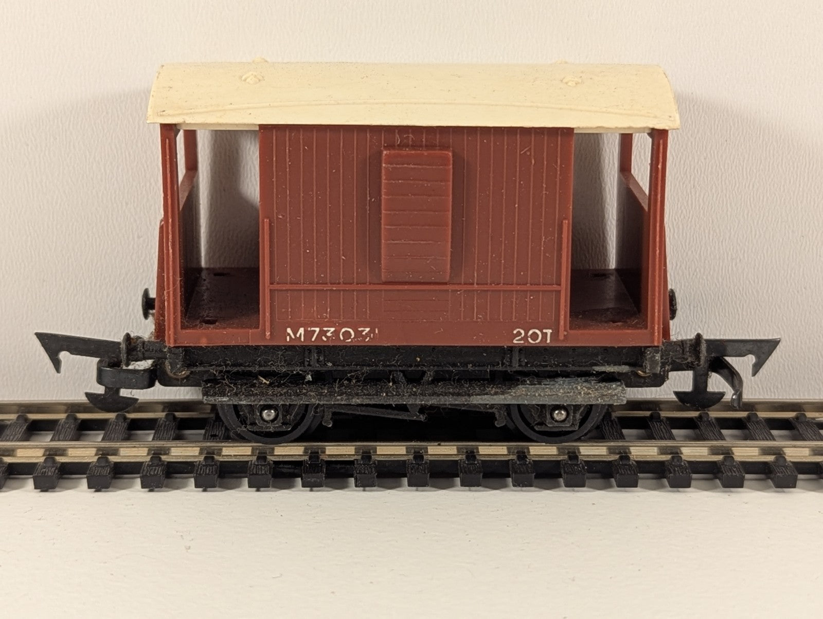 Tri-ang R16 – BR Standard 20-Ton Brake Van