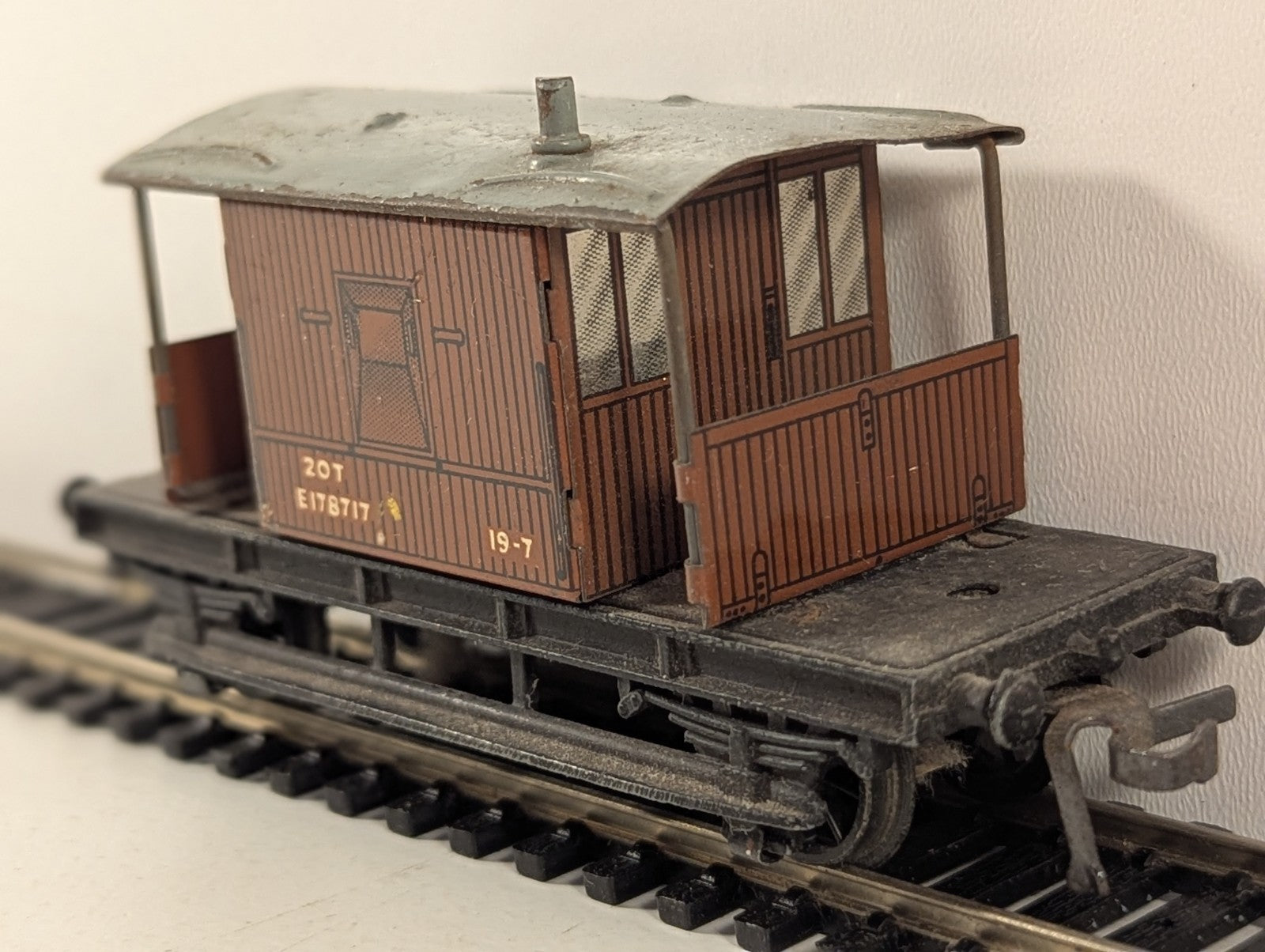 Hornby Dublo 32046 Tinplate 20 Ton Brake Van OO Gauge - Dented Roof