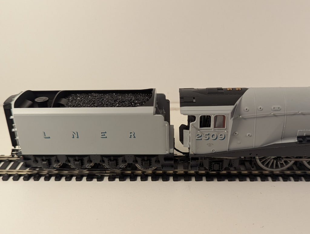 Hornby R2965 Class A4 Locomotive “75th Anniversary of the Silver Jubilee"