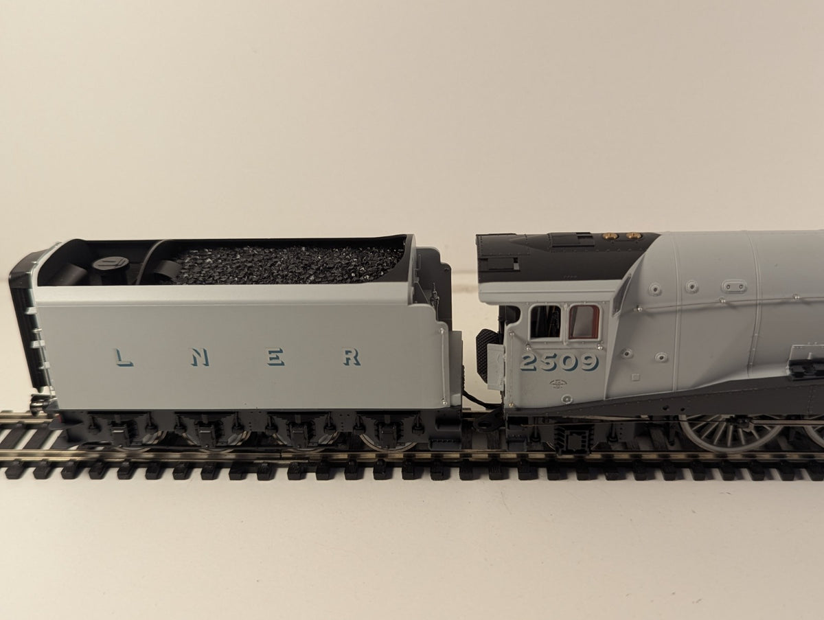 Hornby R2965 Class A4 Locomotive “75th Anniversary of the Silver Jubilee"