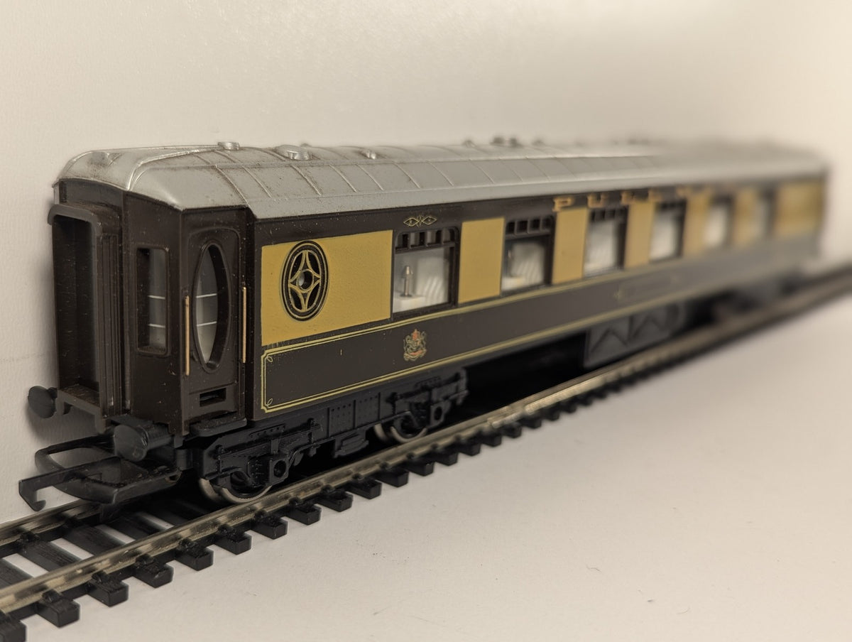 Hornby OO Gauge Lucille Pullman Car Passenger Coach Pullman Umber and Cream
