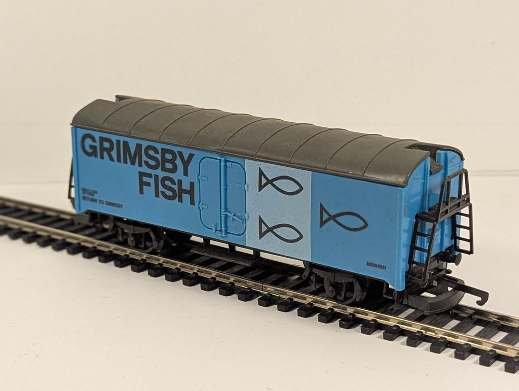 Playcraft HO Scale Grimsby Fish Van Goods Wagon N82642H Grimsby Fish Blue P623