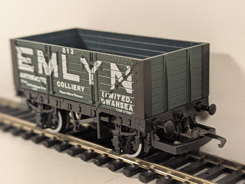 Hornby OO Gauge R118 Emlyn Anthracite 7 Plank Wagon