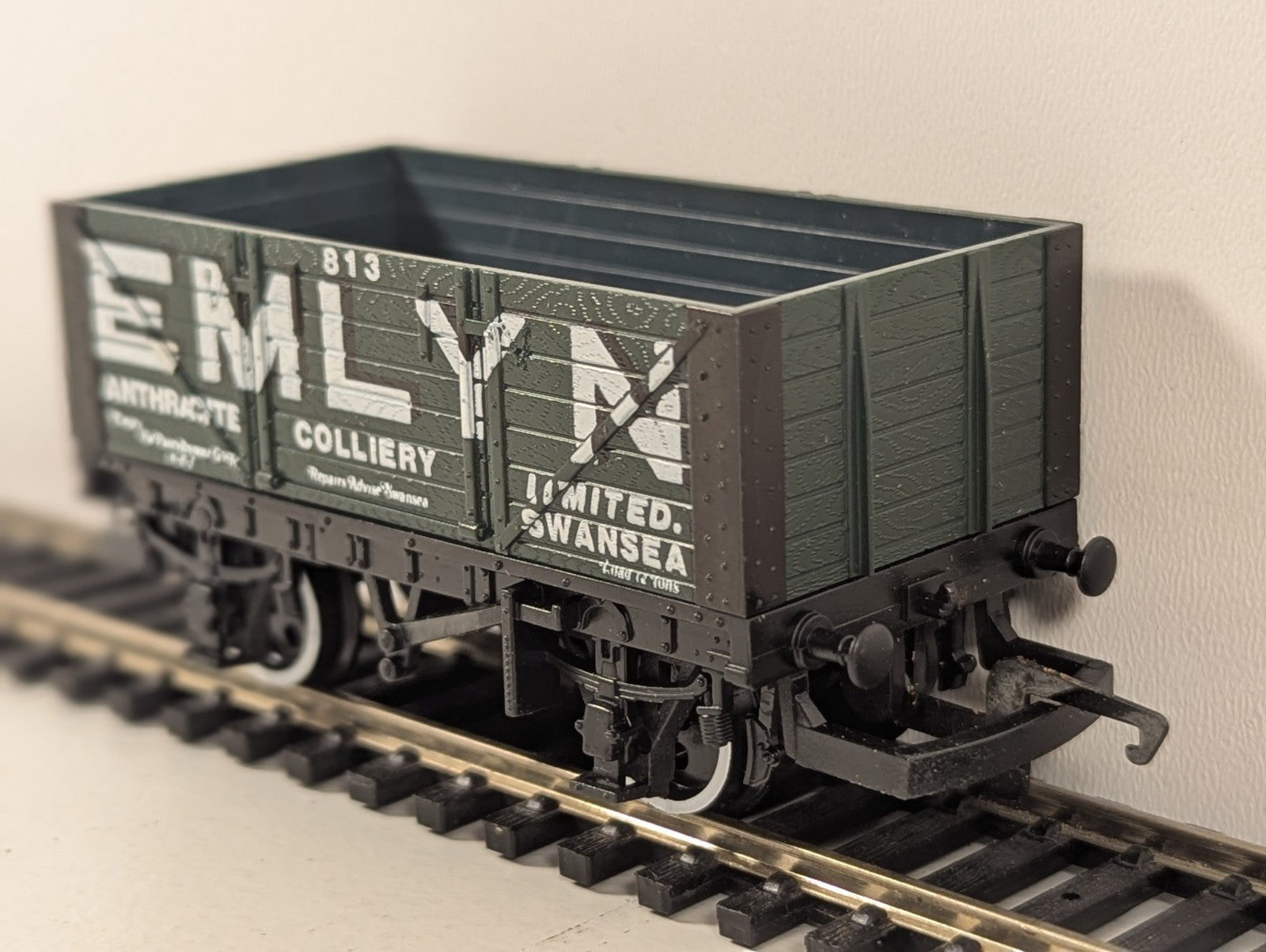 Hornby OO Gauge R118 Emlyn Anthracite 7 Plank Wagon