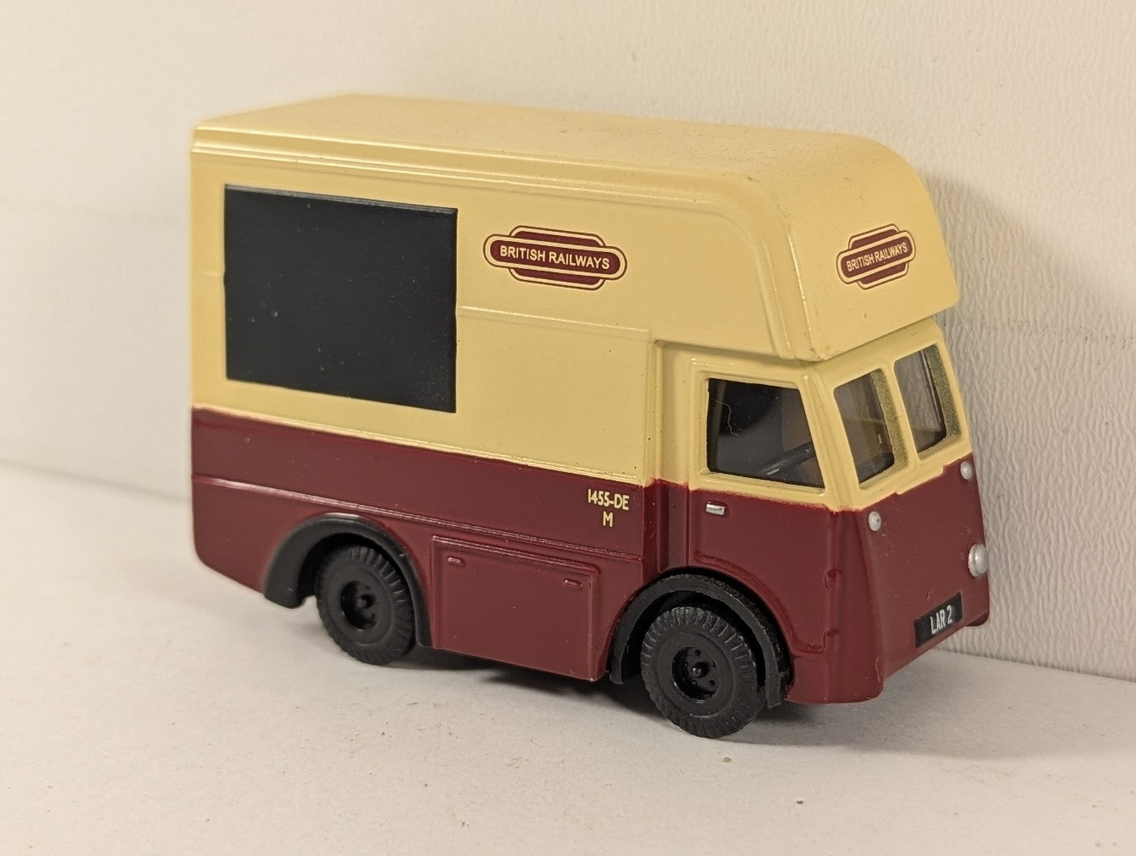Classix 1:76 Scale / OO Gauge NCB Electric High Top Van Die-cast Model Vehicle