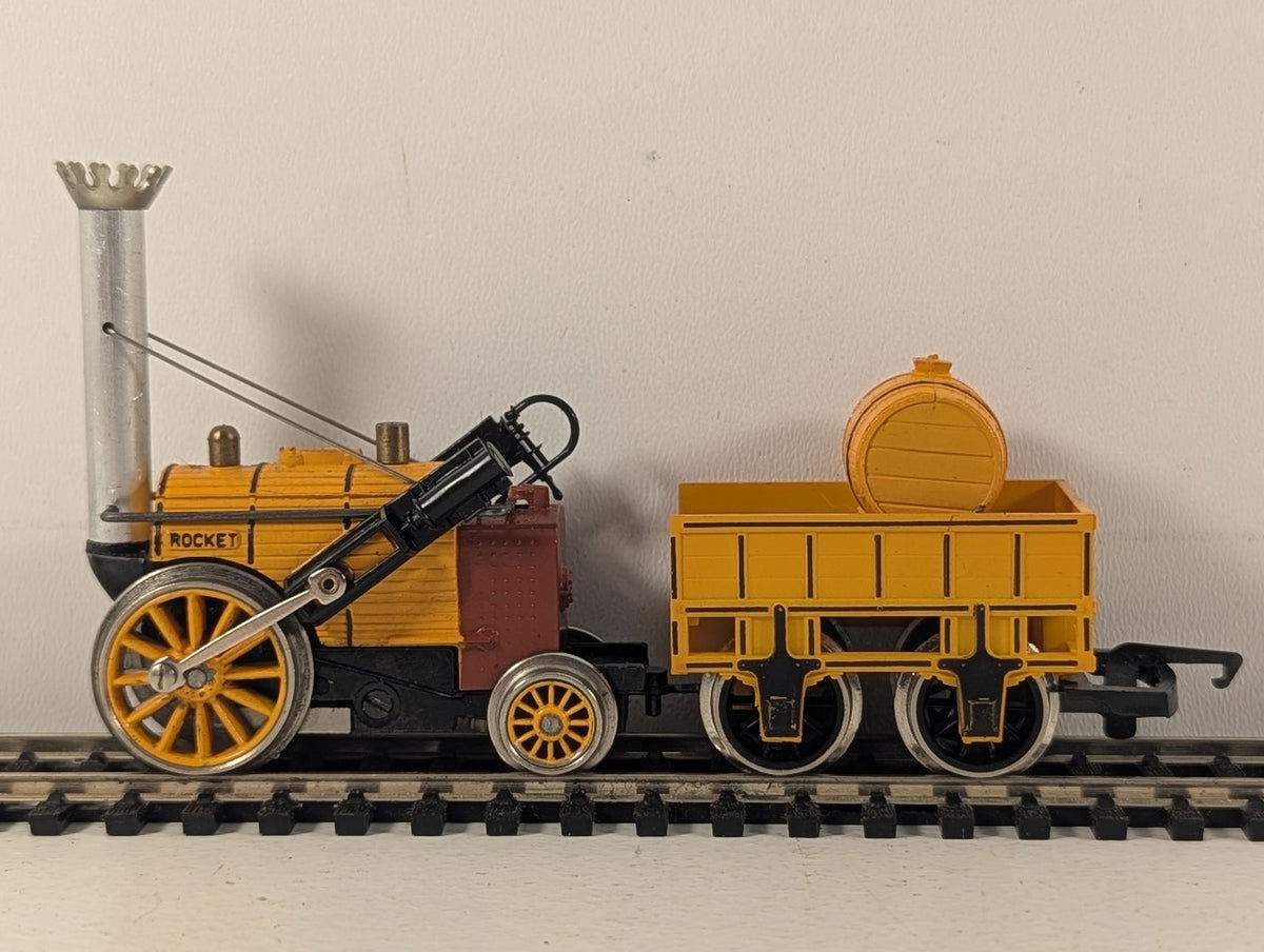Hornby OO Gauge Stephenson's Rocket Steam Locomotive Yellow R652