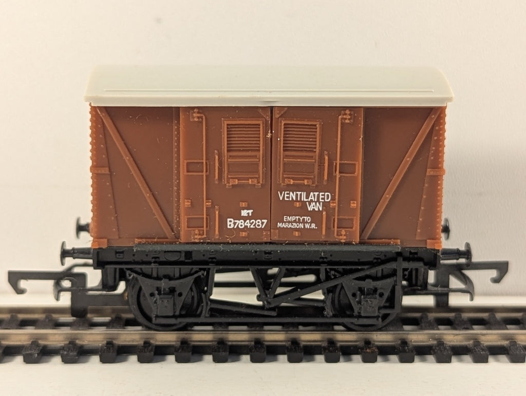 Hornby R205 OO Gauge BR 12 Ton Ventilated Van