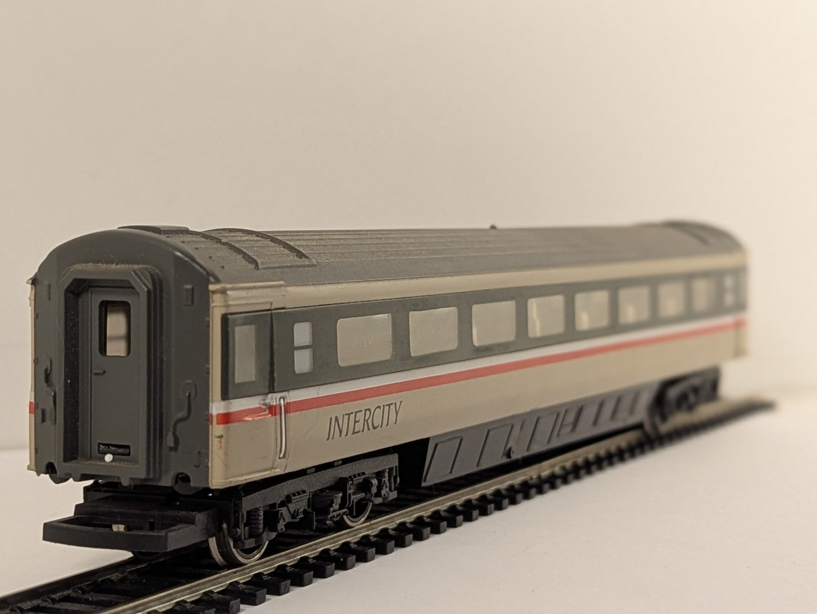 Hornby OO Gauge BR Mk3 Tourist Second Open (TSO) Passenger Coach 42