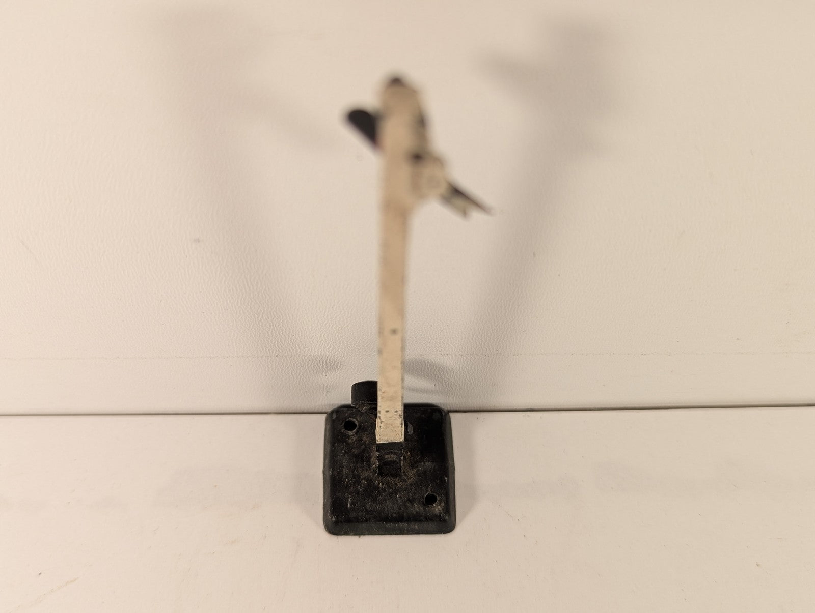 Hornby OO Gauge No. 1 Distant Signal Yellow and black arm with white post