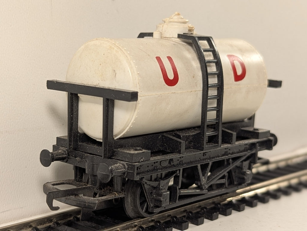 Hornby OO Gauge United Dairies Milk Tank Wagon Goods Wagon