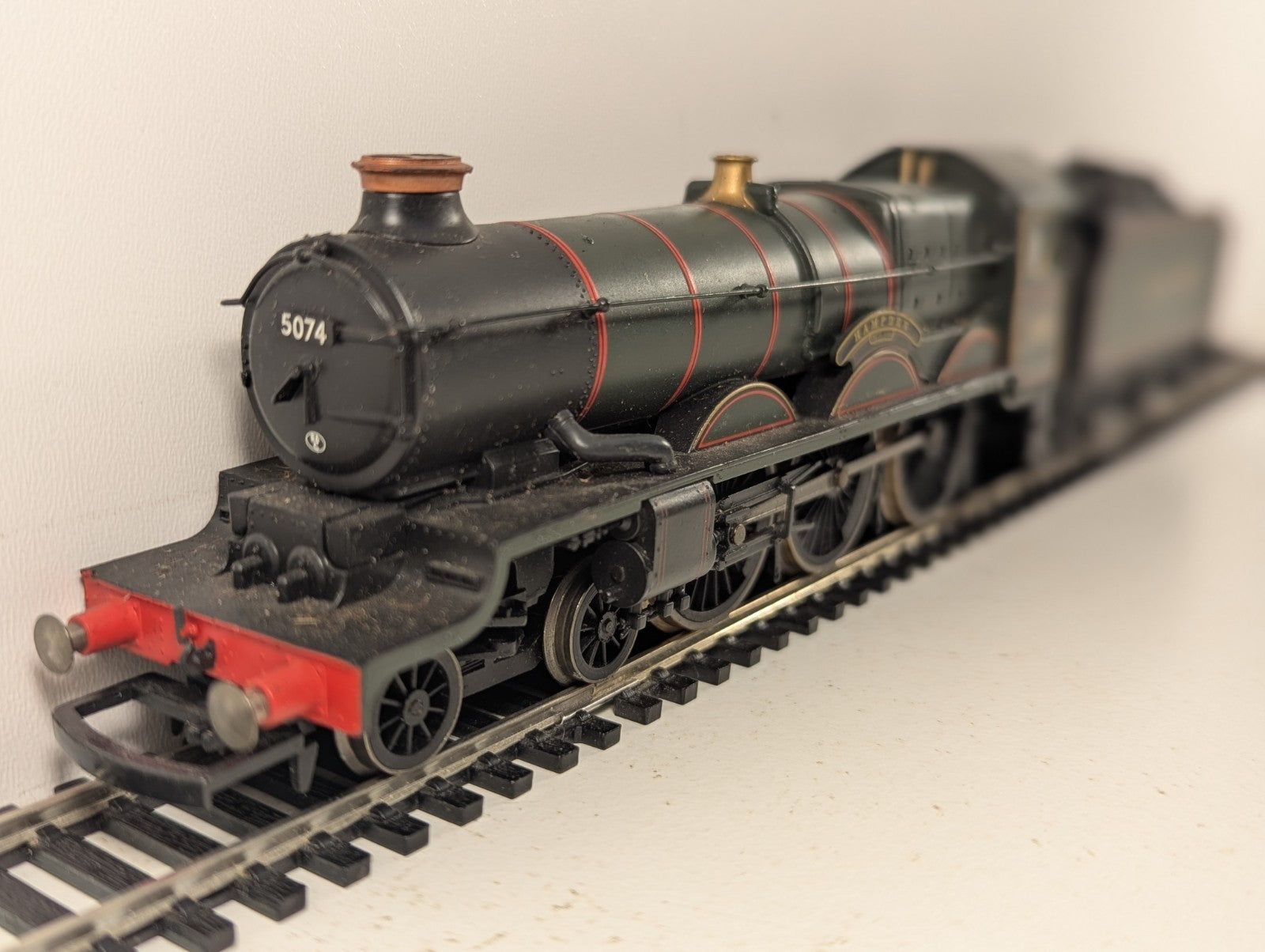 Hornby OO Gauge GWR Castle Class 5074 Hampden Castle steam locomotive on model railway track