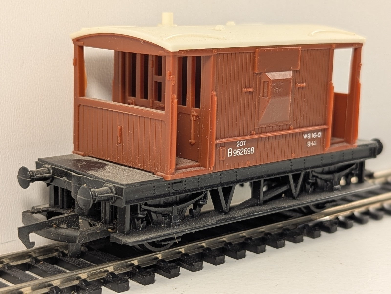 Hornby Railways R218 OO Gauge Brown BR Brake Van Boxed