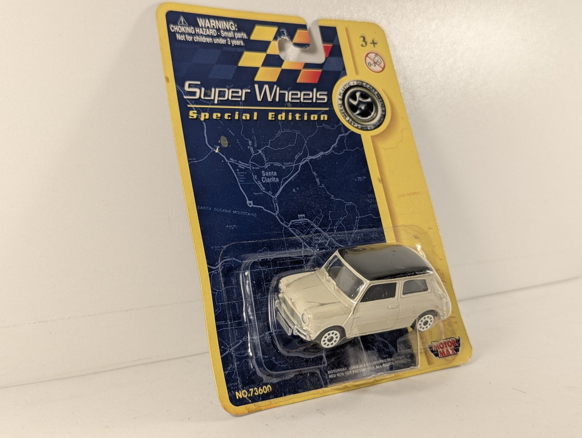 Motor Max Classic Mini Cooper Die-cast Model Car Cream with Black Roof 73600