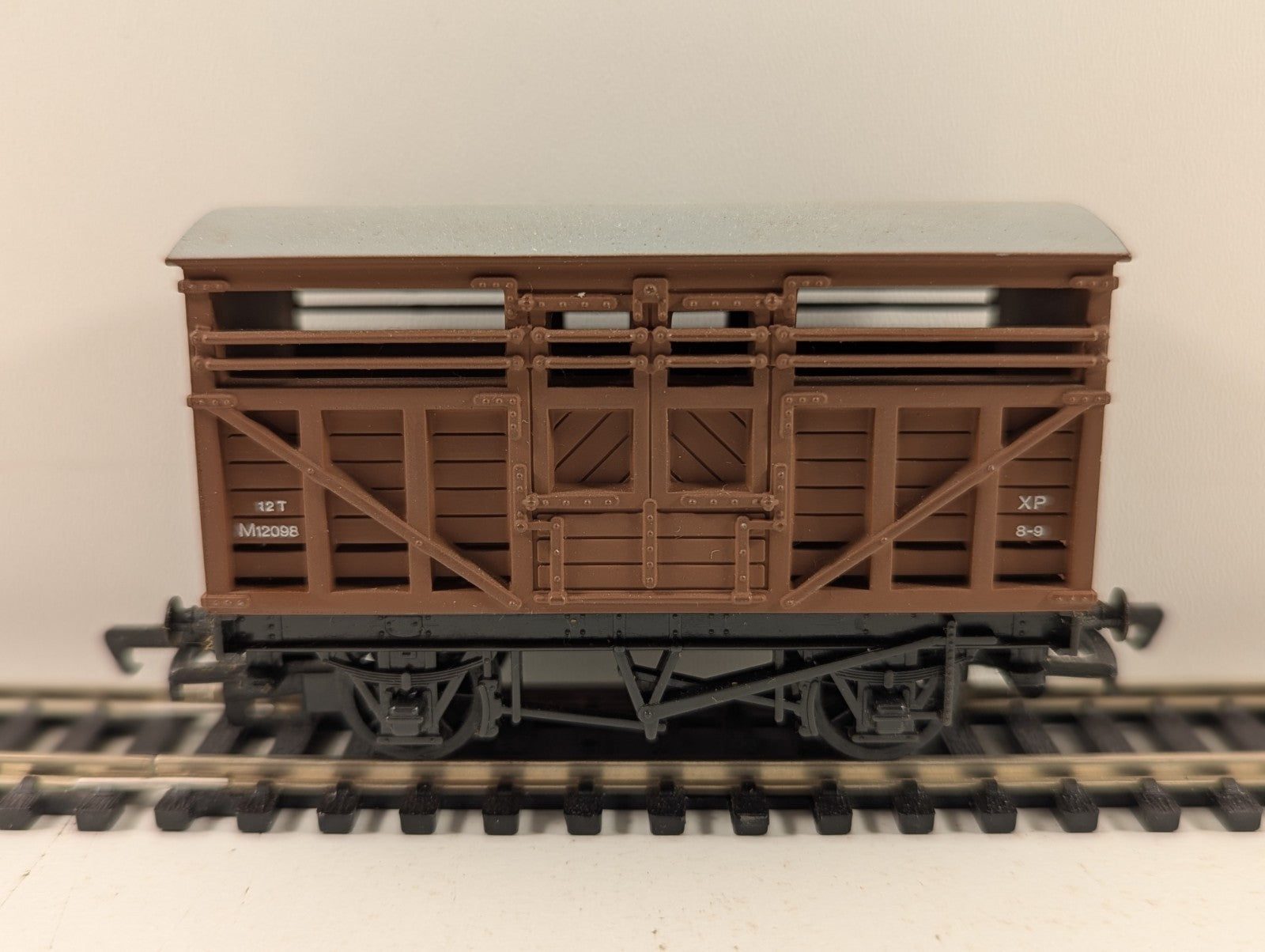 Mainline OO Gauge BR Cattle Wagon M12098